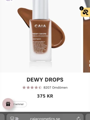 CAIA Dewy Drops Serum Foundation - Foundation från CAIA i nyansen Dewy Drops. Kommer i en glasflaska med silvrig pump och har en medium till mörk brun ton. Ger en naturlig, återfuktande finish och innehåller serum för extra lyster. Perfekt för dig som vill ha glow och jämn hudton. 50w helt oöppnad 