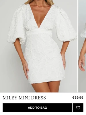 Vit Miley kortklänning med puffärm - Hej! Säljer min showpo klänning då jag valt att ha en annan studentklänning💗 Den är ny med prislapp, och alltså inte använd. Normalvis kan jag pendla mellan storlek 38-36, men eftersom den är mindre i storlek så satt 40 väldigt bra. Pris kan diskuteras !🫶🏻