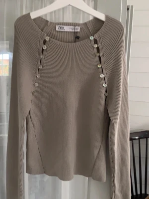 Topp - Storlek L från Zara, liten i storleken så passar en s/m!! Kroppad och stretchig