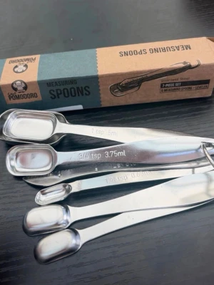 Måttskedar i rostfritt stål Pomodoro - Säljer ett set med sex rektangulära måttskedar i rostfritt stål från Pomodoro. Skedarna har olika storlekar och sitter ihop med en ring. Perfekt för att mäta ingredienser vid matlagning och bakning.