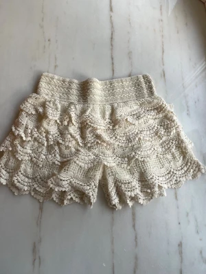 Spets shorts - Beiga spets shorts som är stretchiga i midjan och passar xs-m