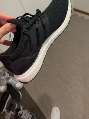 Ultra boost  - Säljer ett par ultra boost helt nya i storlek 43 jag har inte kvar kvitto men har dock bild på kvitto för fler bilder skriv para så löser jag priset kan diskuteras 