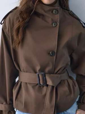 PULL AND BEAR TRENCHCOAT - Säljer denna bruna kappa från pull and bear!! Ni får gärna skriva o h fråga efter bilder osv🥰