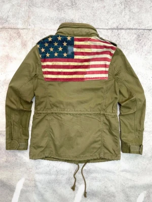 Ralph lauren field jacket - Säljer min feta, eftertraktade och sällsynta frisk jacket från Ralph lauren, mycket bra skick och 100% äkta(finns inga kopior) storlek M Tveka inte med frågor