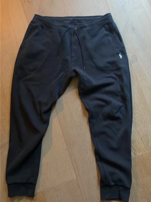 Mörkblåa mjukisbyxor från Polo Ralph Lauren - Passar lite mindre än L, passar bäst för S-M. 