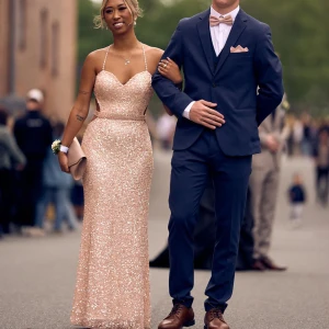 Balklänning  - En jättefin balklänning som ha kommit till användning en endaste gång. Köpt på dresseroom linne i Göteborg. Den är uppsydd och jag är ca 164 cm lång och hade klack höjd 8cm. Storlek Xs. Banden går och justera. Klänningen är i ljusrosa