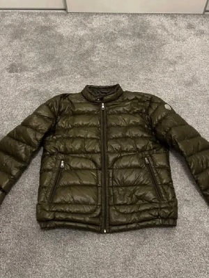 Moncler acorus - Moncler acorus Storlek: 2 fits S/M Skick: 8,5/10 Pris: 4499:- Garanterar äktighet Skriv pm för mer information