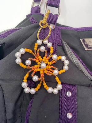 Bagcharm - Somrig och söt bagcharm eller nyckelring. På andra bilden ser man baksidan (det är limpistolslim i mitten så att man inte river sig på ståltråden) 