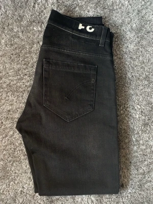 Dondup George - Säljer ett par otroligt snygga dondup jeans i modellen George! Otroligt snygg färg, storlek 31! Mycket bra skick, hör av er vid minsta fundering!