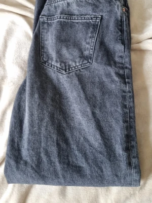 Grå jeans från g perfect jeans - Snygga grå jeans från g perfect jeans i klassisk femficksmodell. Jeansen har en rak passform. High waist. Bild på skickas vid intresse