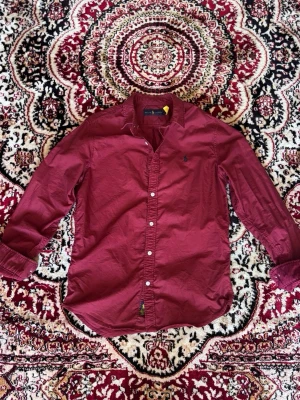 Ralph Lauren skjorta - Snygg Ralph lauren skjorta, perfekt för utekvällar, middagar eller bara vardaglig användning!