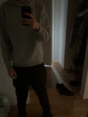 Grå hoodie - Grå hoodie från smog, den passar S jag är 187. Tveka inte på att fråga. Pris kan diskuteras vid snabb affär