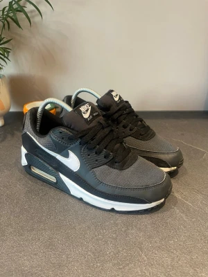 Nike Air Max 90 svart/vit sneakers - Snygga airmax 90 i mycket bra skick. Storlek 42. 