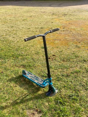 Blå trick sparkcykel från NMD - Säljer en blå trick sparkcykel från NMD med svart styre och handtag. Decket har coola utskärningar och grepptejp med NMD-logga. Perfekt för skateparken eller att cruisa runt på. Tillverkad i metall och plast.