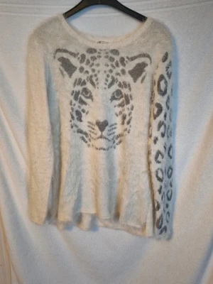 Tröja - Vit stickad tröja med leopardmotiv som är lite lurvig. Storlek 158/164 från HM. Mycket fint skick.