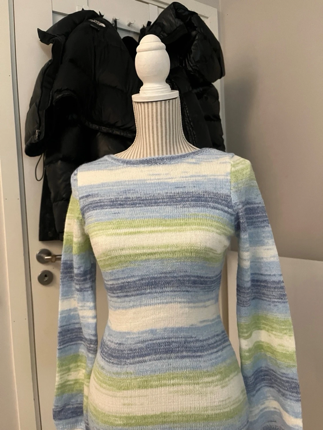 Pastellrandig stickad kortklänning - 3