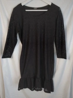 Svart klänning  - Svart klänning från Monki i storlek M. Fint skick. 3/4 ärmar.