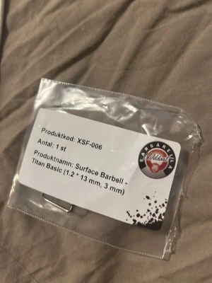 Surface Barbell Titan Basic 13 mm - Anti eyebrow piercing,Surface barbell från barbarella i titan, modell Basic. Staven är 13 mm lång och 1,2 mm tjock med kulor på 3 mm.  helt oanvänd 