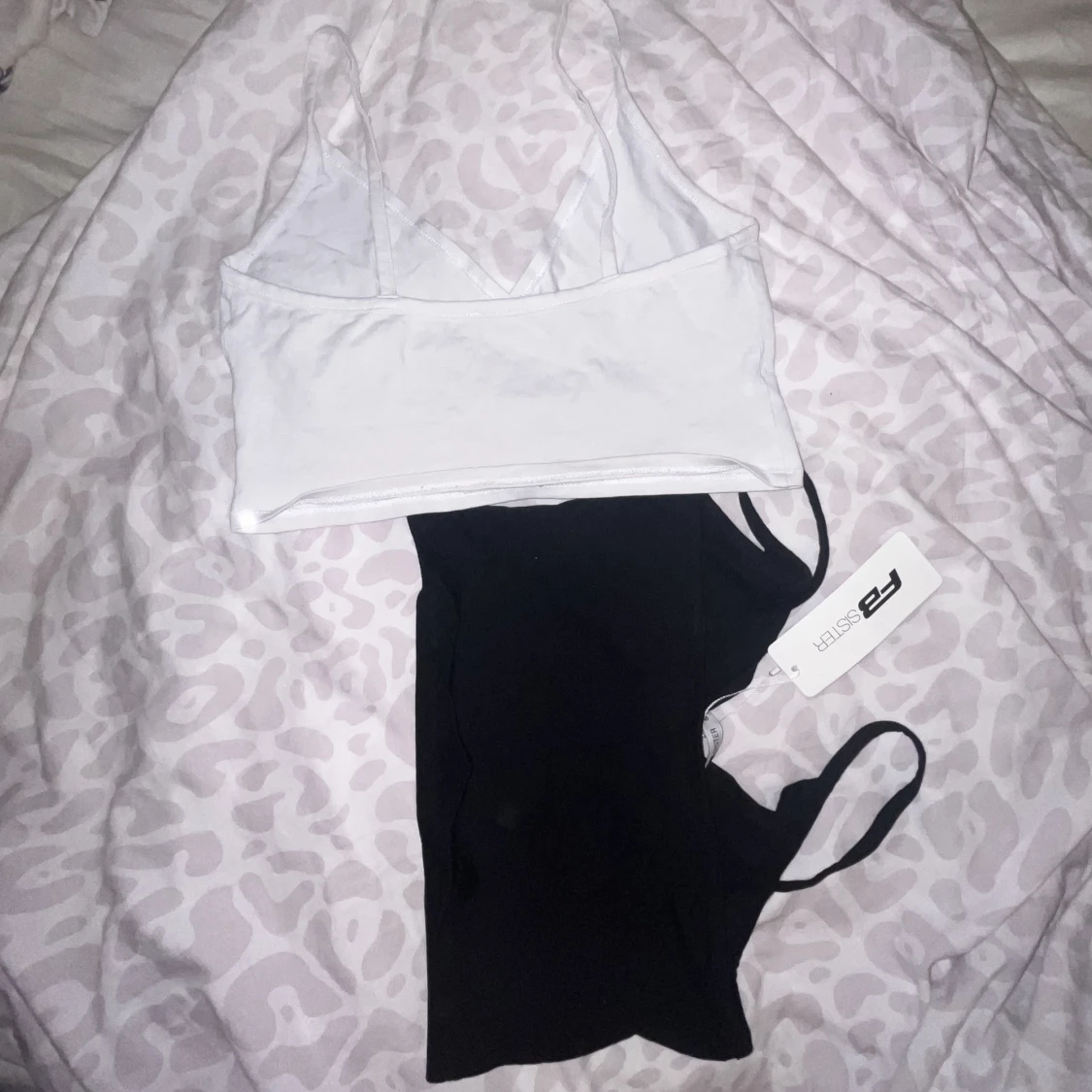 PAKETPRIS En svart och en vit topp - 91