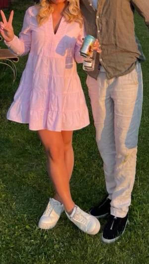 Zara klänning  - Helt ny rosa klänning ifrån Zara. Helt ny, aldrig använd. (lånat bilden från syster som har en likadan) Storlek M 