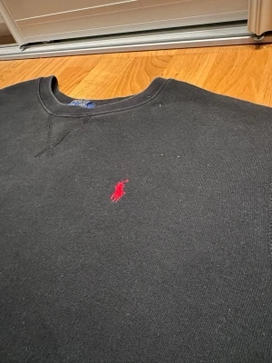 Ralph Lauren tröja - Svart Ralph Lauren tröja i storlek XS. Den är i fint skick👌🏻. Hör av er vid fler frågor!!
