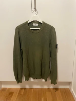 Stone island tröja - Säljer nu min Stone island tröja i storlek S men passar även M bra. Tröjan är i gott skick och redo för ny ägare! (Pris går att diskuteras) Hör av dig vid frågor