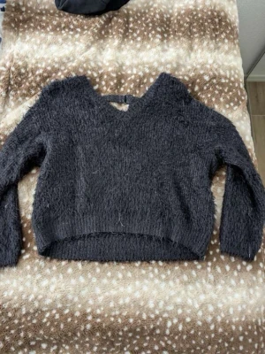 Mörkgrå fluffig stickad tröja XL/ passar bra för mig som har stolek S  - Mysig mörkgrå stickad tröja från Sincerely Love i fluffigt material. Tröjan har v-ringning och långa ärmar, perfekt för kyliga dagar. Passformen är lite loose och den har en trendig, avslappnad look.