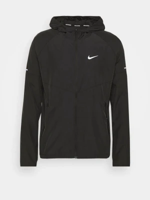 Svart vindjacka från Nike med huva - Svart vindjacka från Nike med vit logga på bröstet. Jackan har hel dragkedja, huva och två sidofickor med dragkedja. Lätt och sportig design, perfekt för blåsiga dagar. Tillverkad i syntetmaterial för att stå emot vind.