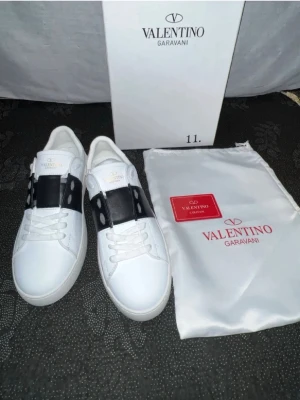 Valentino Garavani vita sneakers - Säljer valentino skor, som är helt nya.  Storlek är 42