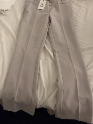Beige kostymbyxa Vera Petite - Snygga beige kostymbyxor från PW Vera Petite  Helt nya och har aldrig använt ,nypris 499 kr priset kan diskuteras 