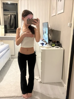 Svarta true religion jeans - Säljer ett par svarta bootcut jeans med klassisk femficksdesign och låg midja. Jag är 152 och de är uppsydda till min längd innerbenslängden är 66cm. Dessa jeans är helt splitternya och är i storlek 23w!💗