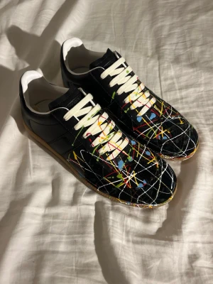 Helt nya Maison Margiela Gats - Helt nya mörkblåa Gats, skriv för mer info. Skokartong ingår. True to size. Skriv för mer bilder 