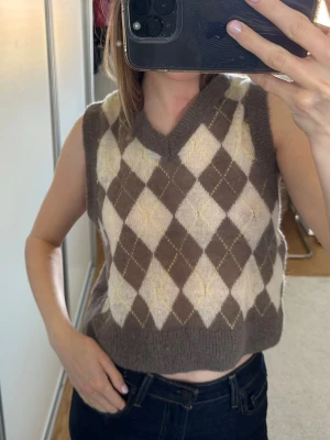 Brun och beige rutig stickad väst - Tunn stickad väst med brunt och beige rutig mönster och v-ringning. Från weekday, knappt använd. En liten M, mer en S 🩷