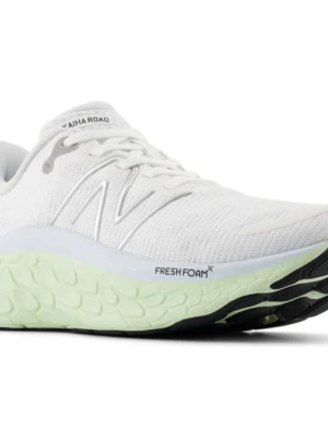 Vita New Balance Fresh Foam sneakers - Snygga vita sneakers från New Balance med Fresh Foam-mellansula i ljusgrönt. Ovandelen är i ventilerande mesh och skon har klassisk snörning. Diskret logga på sidan och modern, sportig design som passar till många stilar.