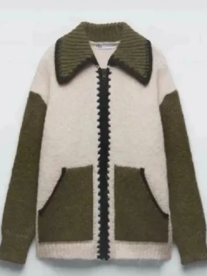 Slutsåld Zara kofta - Säljer min Zara kofta!! Super fin, eftertraktad!!!💓💓 