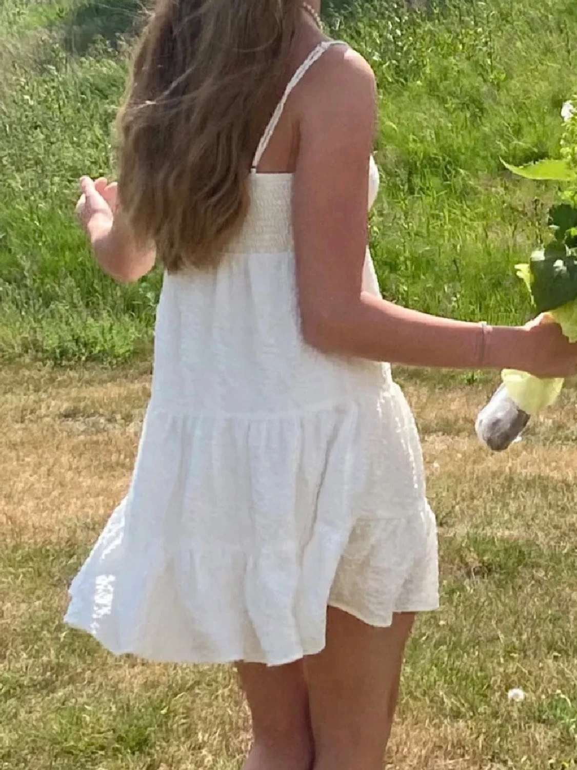 Vit kortklänning med volanger - 1