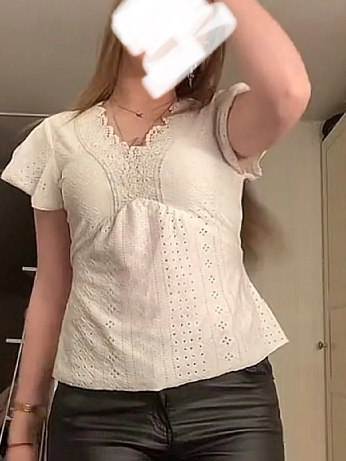 Vit blus med spets och v-ringning - 1