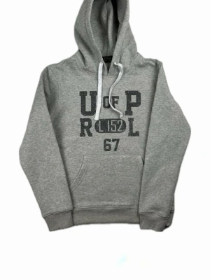 Ralph Lauren hoodie herr, storlek S - Hej! Säljer denna riktigt schyssta hoodie från Ralph Lauren. Den är i storlek M men sitter en storlek litet och passar därför som en S. Den är endast använd någon enstaka gång och är därmed i ett nyskick. Original lappar och påse finns kvar och medföljer naturligtvis vid köp. Jag fraktar alltid snabbt!  Mvh