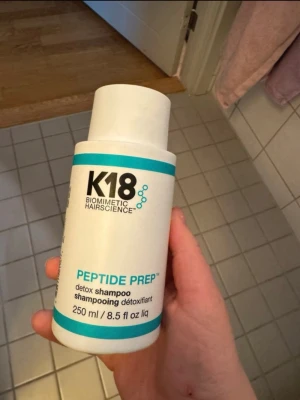 K18 Peptide Prep Detox Shampoo - K18 Peptide Prep Detox Shampoo är ett djuprengörande schampo i en vit plastflaska med turkosa detaljer. Innehåller 250 ml och är perfekt för att detoxa håret från produktrester och smuts. Enkel att använda och passar alla hårtyper.