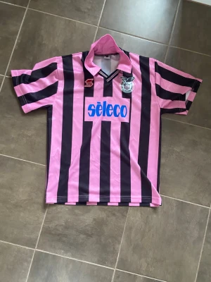 U.S. Palermo retro fotbollströja rosa/svart - Hej säljer en jävligt fet palermo tröja. Ja jo de spelar i Serie B i Italien men ändå liksom grabbar. ( köpte den på en mysery box i Barcelona för 35€ ångrar mig som fon) Men perfekt för dig som söker en fet ftb tröja