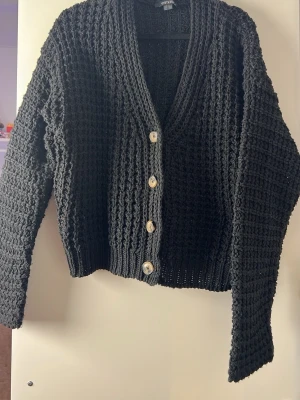 Svart stickad kofta  - Svart stickad kofta från Esmara med beiga knappar