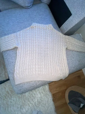  Beige stickad tröja  - Super fin stickad beige tröja men bra kvalitet! Passar super bra som mys tröja, en tröja att ha under jackan när  det är super kallt ute! Liten kage! 