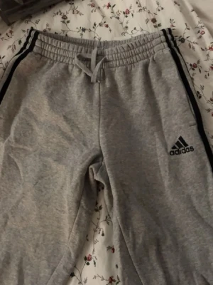 Adidas Mjukis  - Adidas mjukisbyxor i st S unisex. Kommer inte till användning 