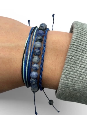 Blått armband set - Macra Studios Weave-armband “Cloud Grey”  Armbandet är enkelt att justera och bekvämt att bära hela dagen. Bär det ensamt för ett rent uttryck eller kombinera det med andra för en mer personlig look. Det passar lika bra till vardagen som till långa sommarkvällar.  Detaljer:  Justerbar storlek Blå toner inspirerade av havet och staden Lätt och bekväm konstruktion Hållbart material Unisex  Köpt hos Macra Studios Levereras som ett set om 3 (alla som syns på bilden)  ‼️ INTE ZARA ‼️