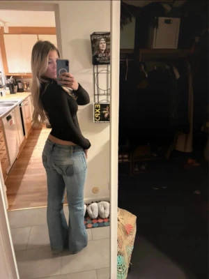 Ljusblå bootcut jeans från Miss sixty - Säljer ett par ljusblå bootcut jeans från miss sixty med klassiska fickor bak och snygga slitningar. Jeansen har låg midja och är tillverkade i mjukt denim-material. Perfekta för dig som gillar en avslappnad och trendig look.