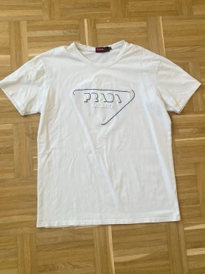 Prada t-shirt - Säljer min riktigt fina tröja ifrån Prada, storlek M, använt max 4 gånger.