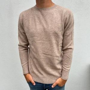 Kashmir tröja - Beige Kashmir Crewneck | Storlek M | Modellen är 177cm lång, passar lite längre | Endast använd 1 gång, därför nyskick | Hör av dig vid frågor🌟