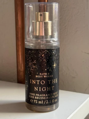 Into The Night mist Bath & Body Works - Into The Night Fine Fragrance Mist från Bath & Body Works.💘 Använt några gånger så den är inte helt full.