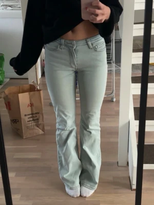 jeans - ljusblå jeans från weekday, modellen flame i storlek 25/32