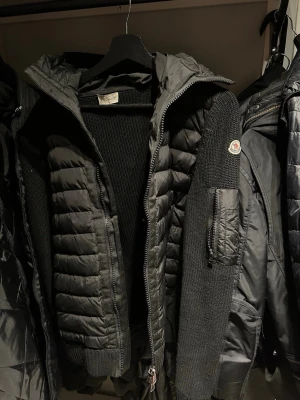 Moncler jacka  - Snygg svart jacka med märket moncler. 
